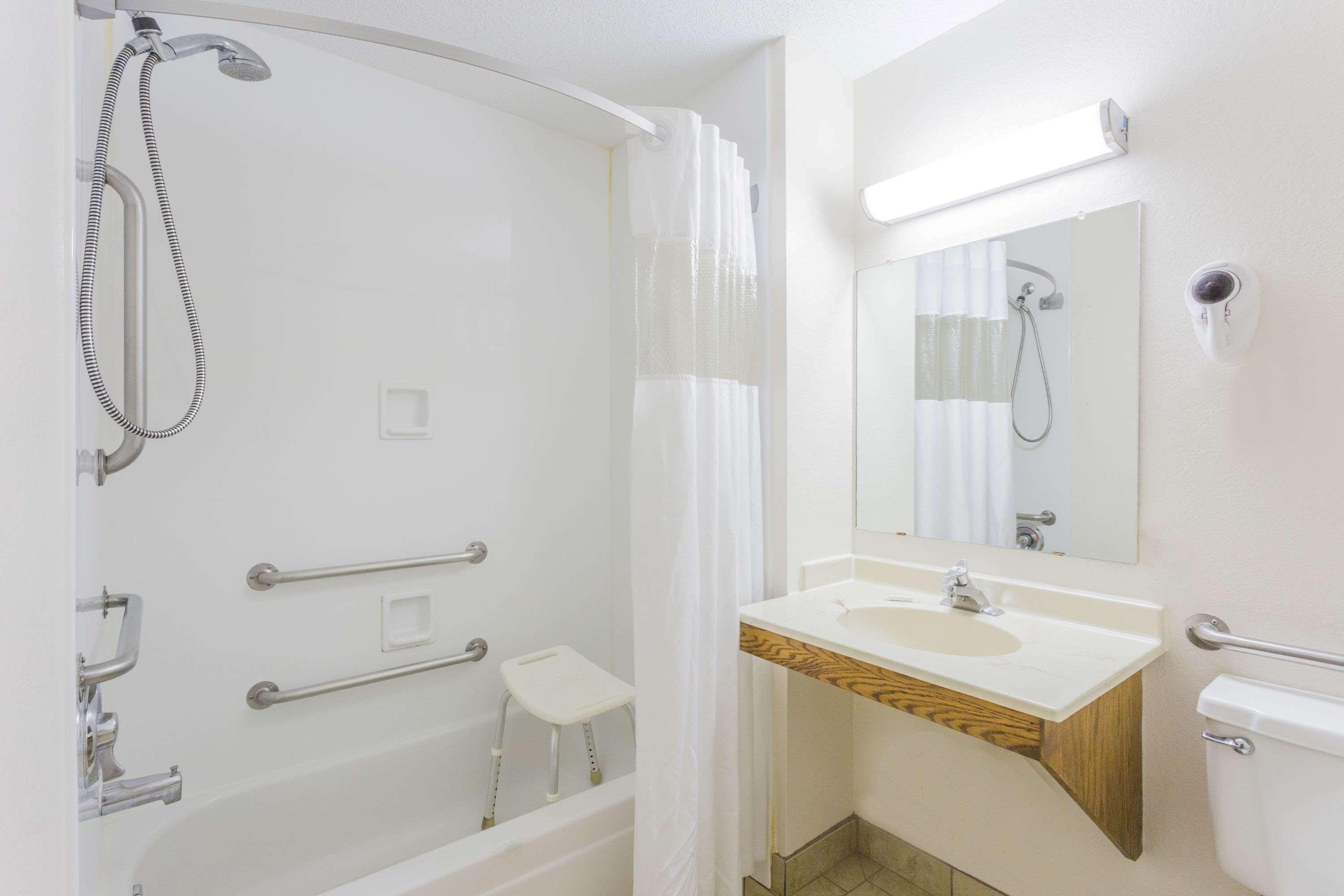 Super 8 By Wyndham Elgin Hotel Екстериор снимка