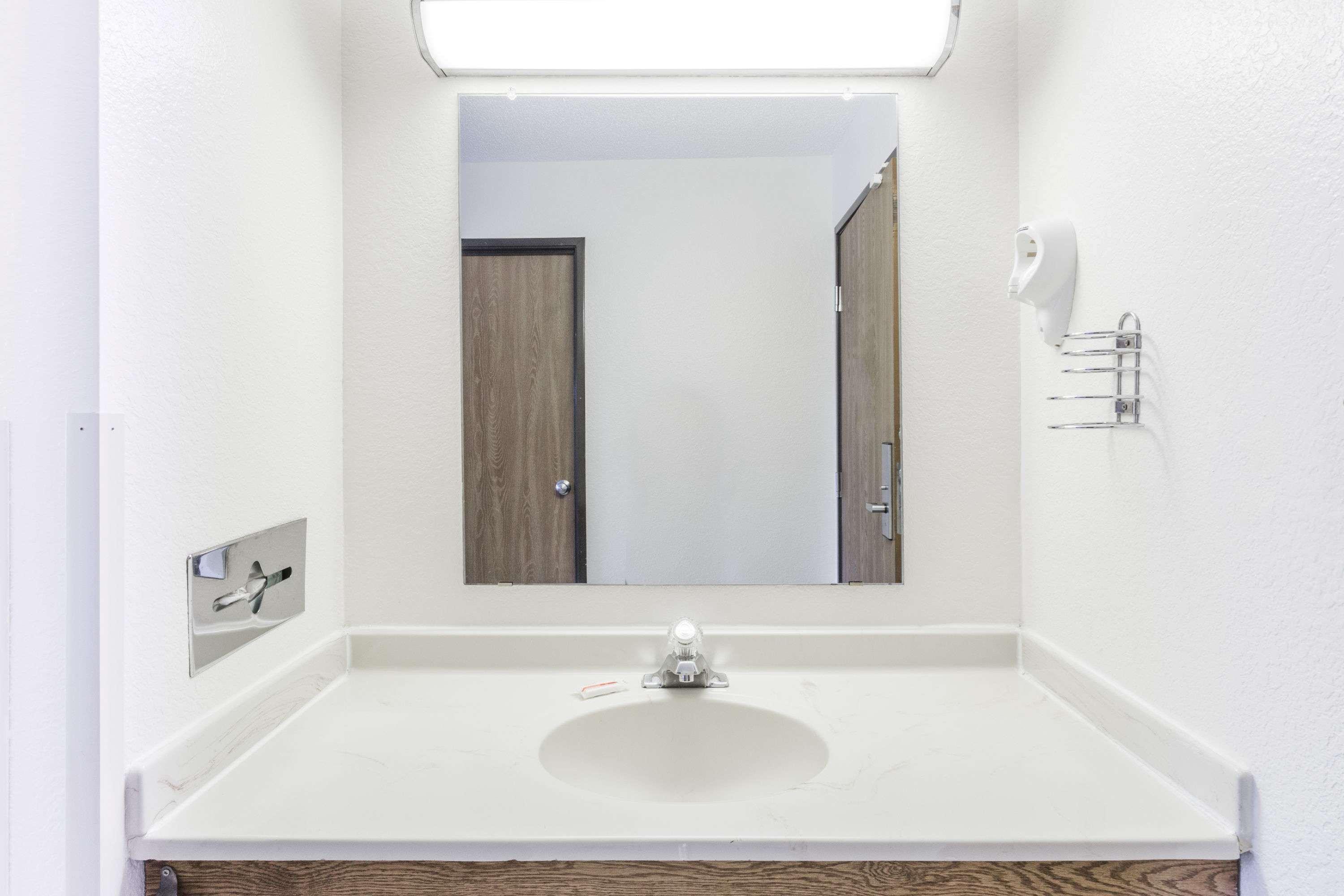 Super 8 By Wyndham Elgin Hotel Екстериор снимка