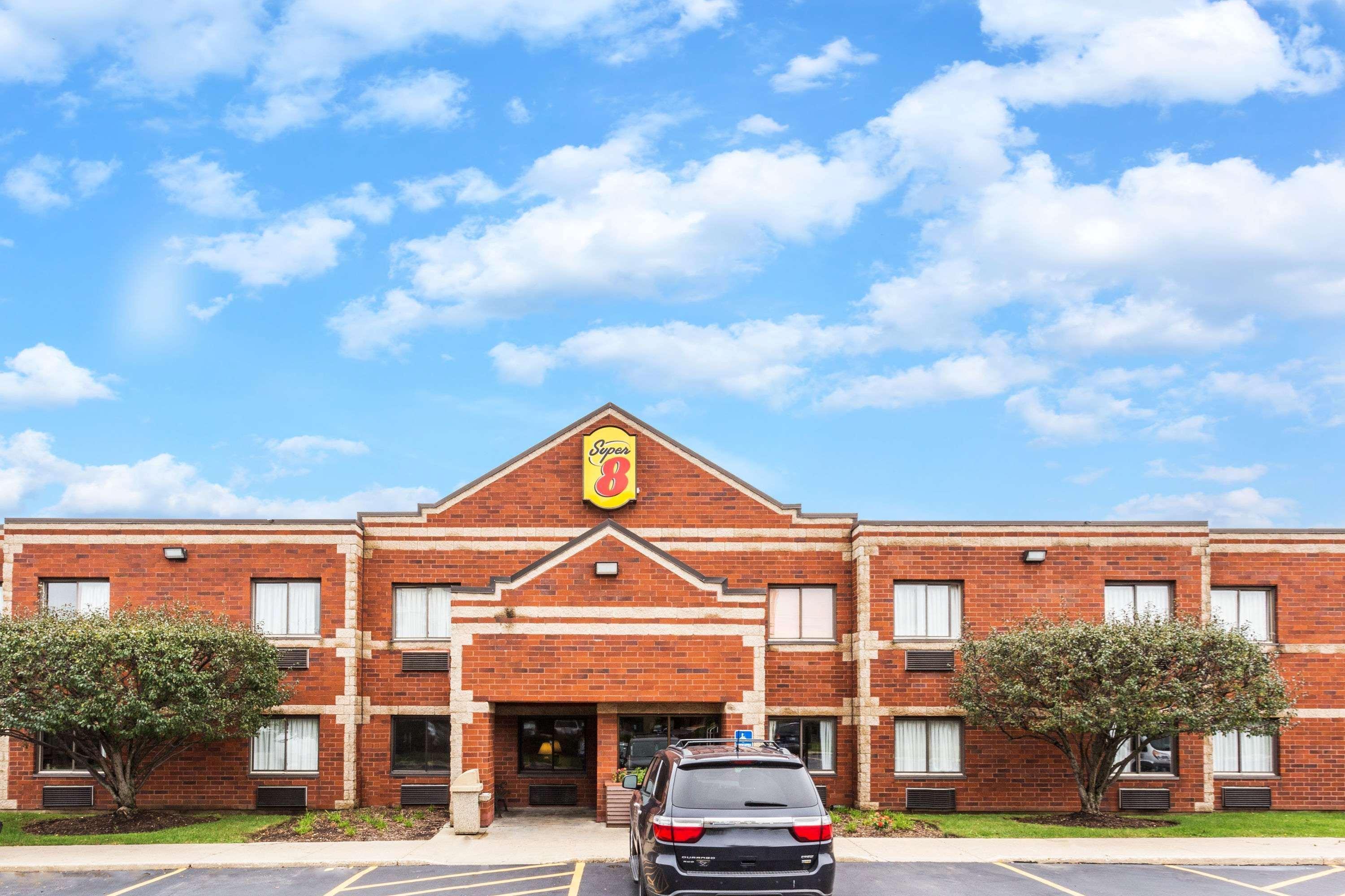 Super 8 By Wyndham Elgin Hotel Екстериор снимка