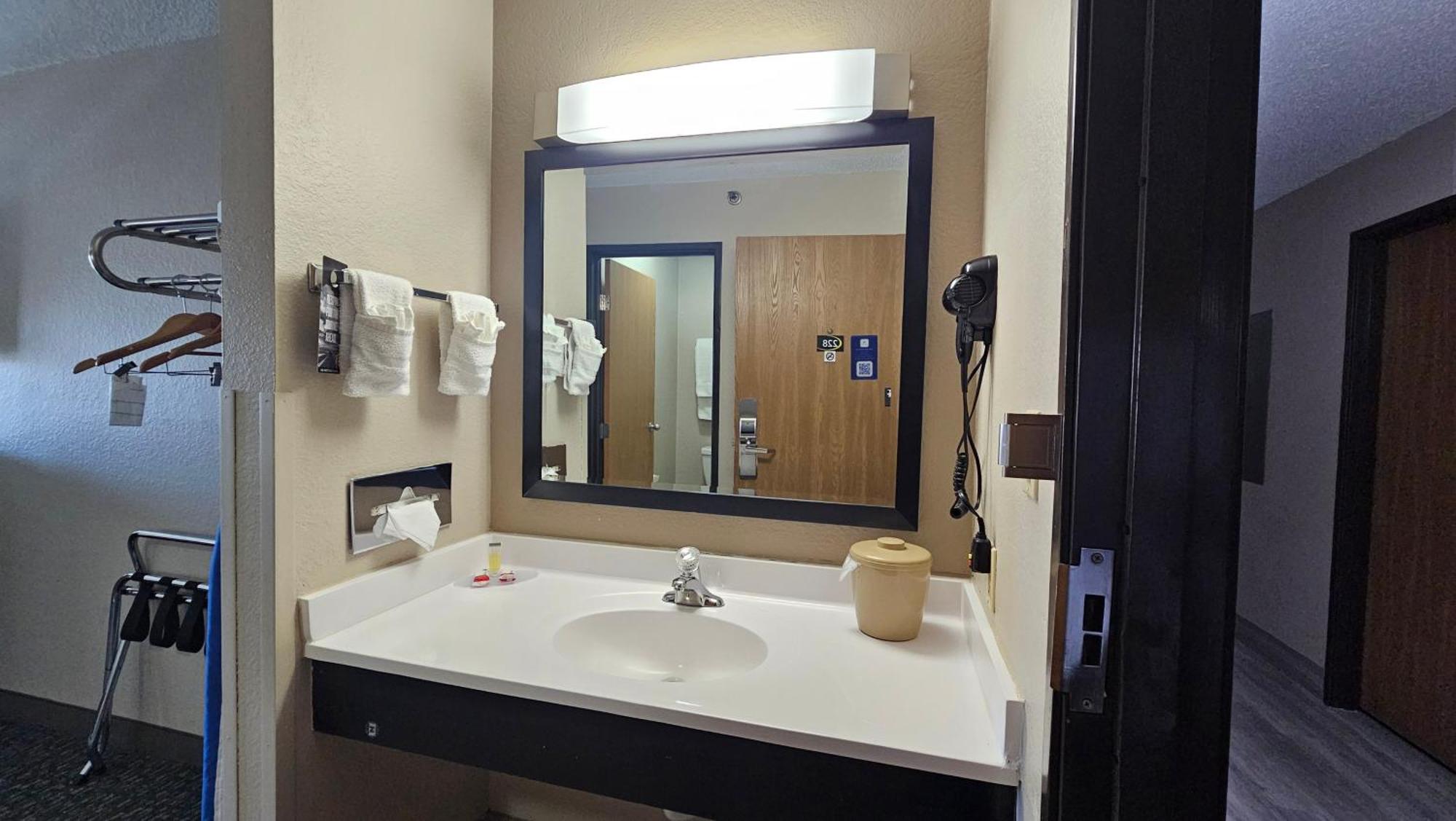 Super 8 By Wyndham Elgin Hotel Екстериор снимка