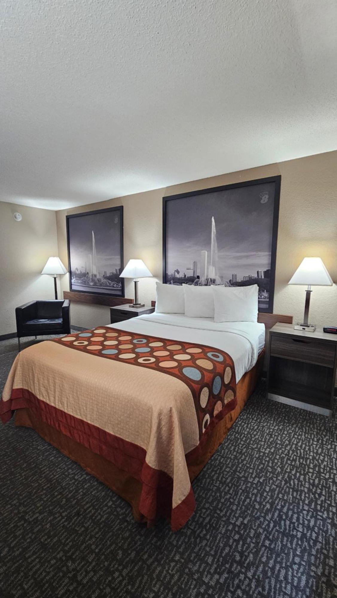 Super 8 By Wyndham Elgin Hotel Екстериор снимка