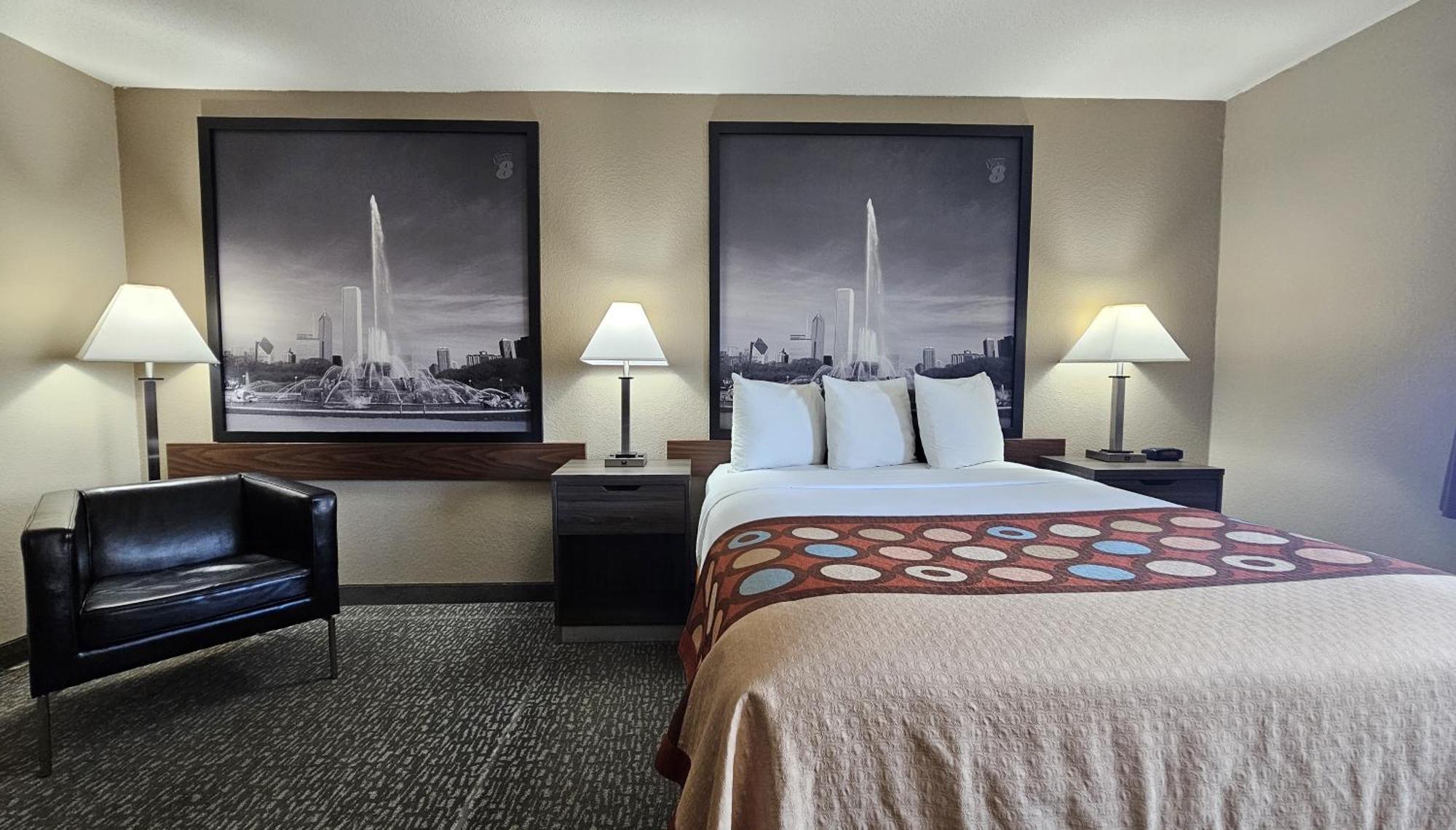 Super 8 By Wyndham Elgin Hotel Екстериор снимка