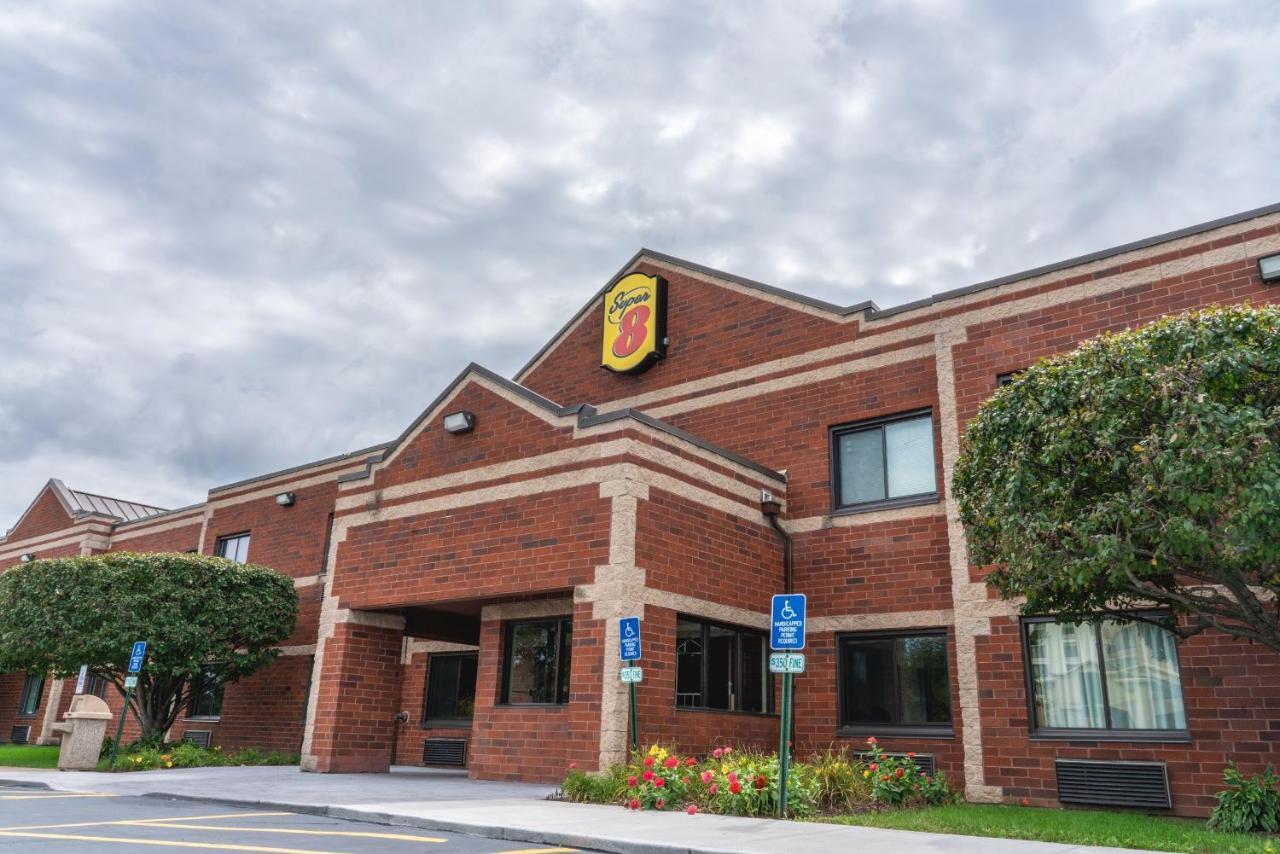 Super 8 By Wyndham Elgin Hotel Екстериор снимка
